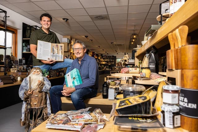 Mike Scheerder helpt je graag in je kerstpakketten keuze. Kom langs in de showroom!